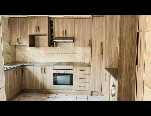 3 BEDROOM HOUSE FOR SALE IN PROTEA NORTH